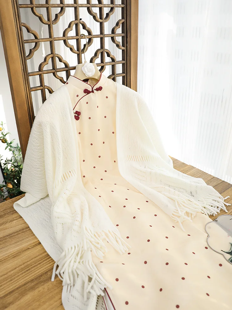 

Элегантное женское платье с вышивкой в виде полумесяца из атласа бежевого цвета для весны 2025 года, улучшенная новая китайская модель