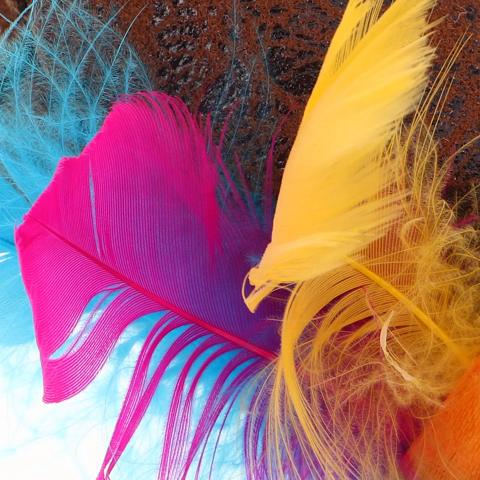 Mini Chapéu de Copa com Tiara e Plumas Vibrantes, Acessório Feminino Vintage para Festas, Decoração para Chá de Aniversário, Fantasia de Carnaval
