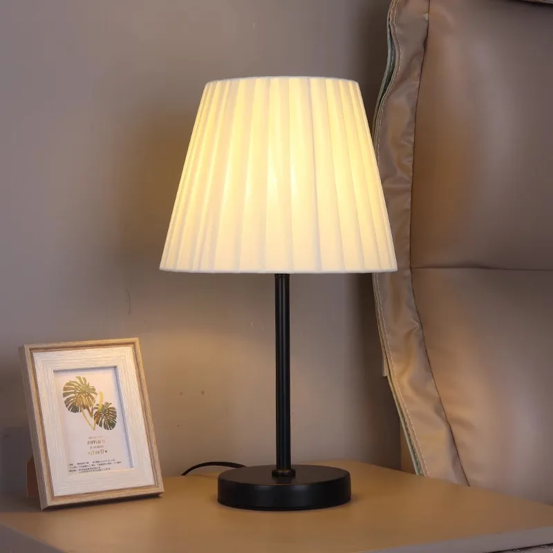 Lámpara de noche moderna para dormitorio nórdico, estilo ins de alto sentido, luz para niña, lámpara de escritorio decorativa retro simple de lujo transfronteriza