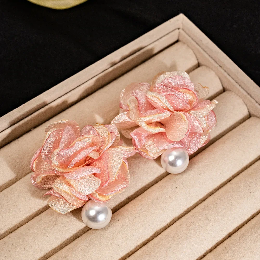 الوردي زهرة كبيرة أقراط دون ثقوب الأذن 2025 جديد مبالغ فيه كاميليا اللؤلؤ قرط كبس شعبية المتخصصة تصميم الراقية قرط كبس