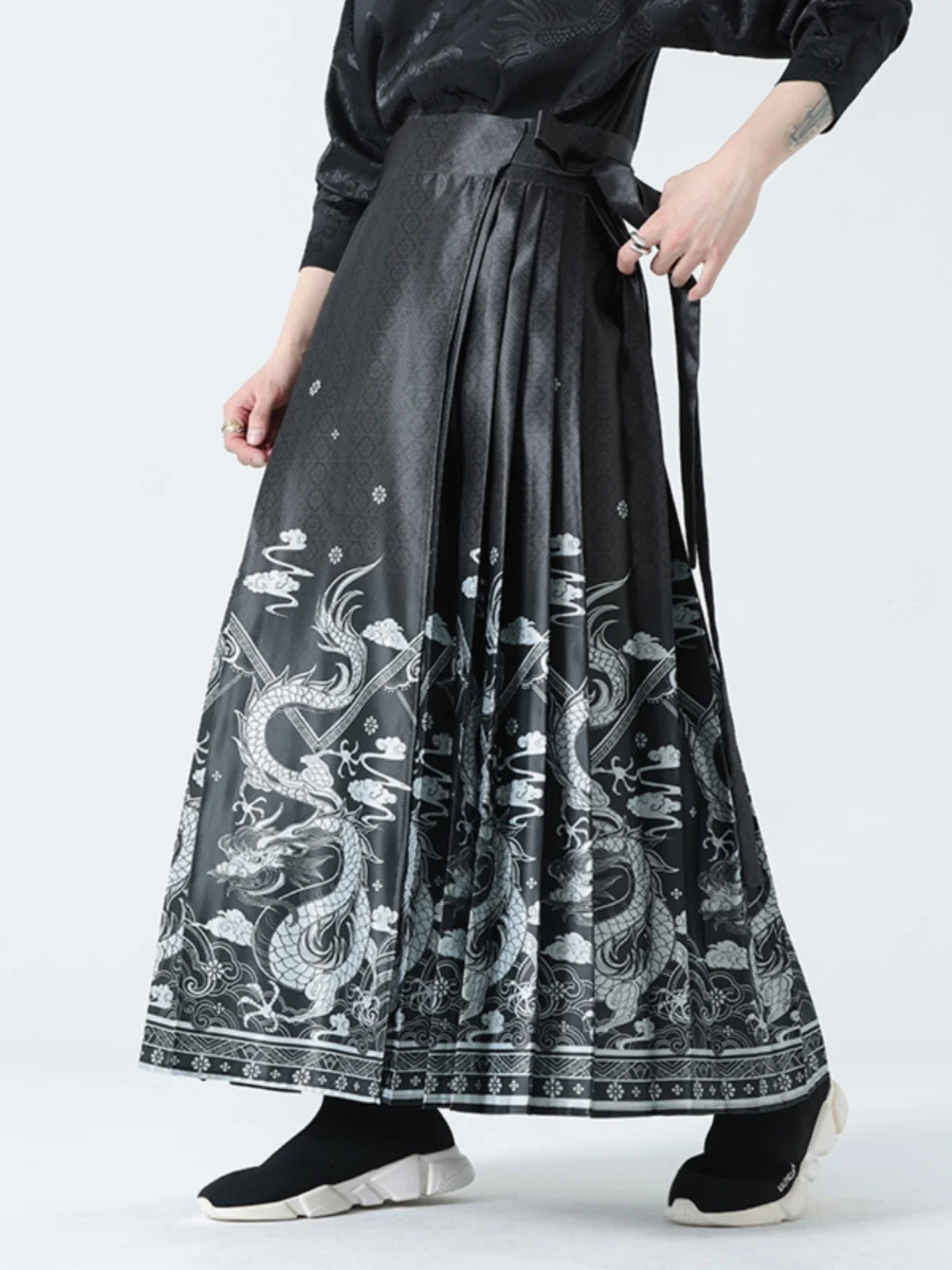 

Новый китайский мужской ханьфу: весенний модный костюм с поясом, декорированной стеганой юбкой, в стиле древних костюмов, для молодежи, повседневная одежда, онлайн-продажа.