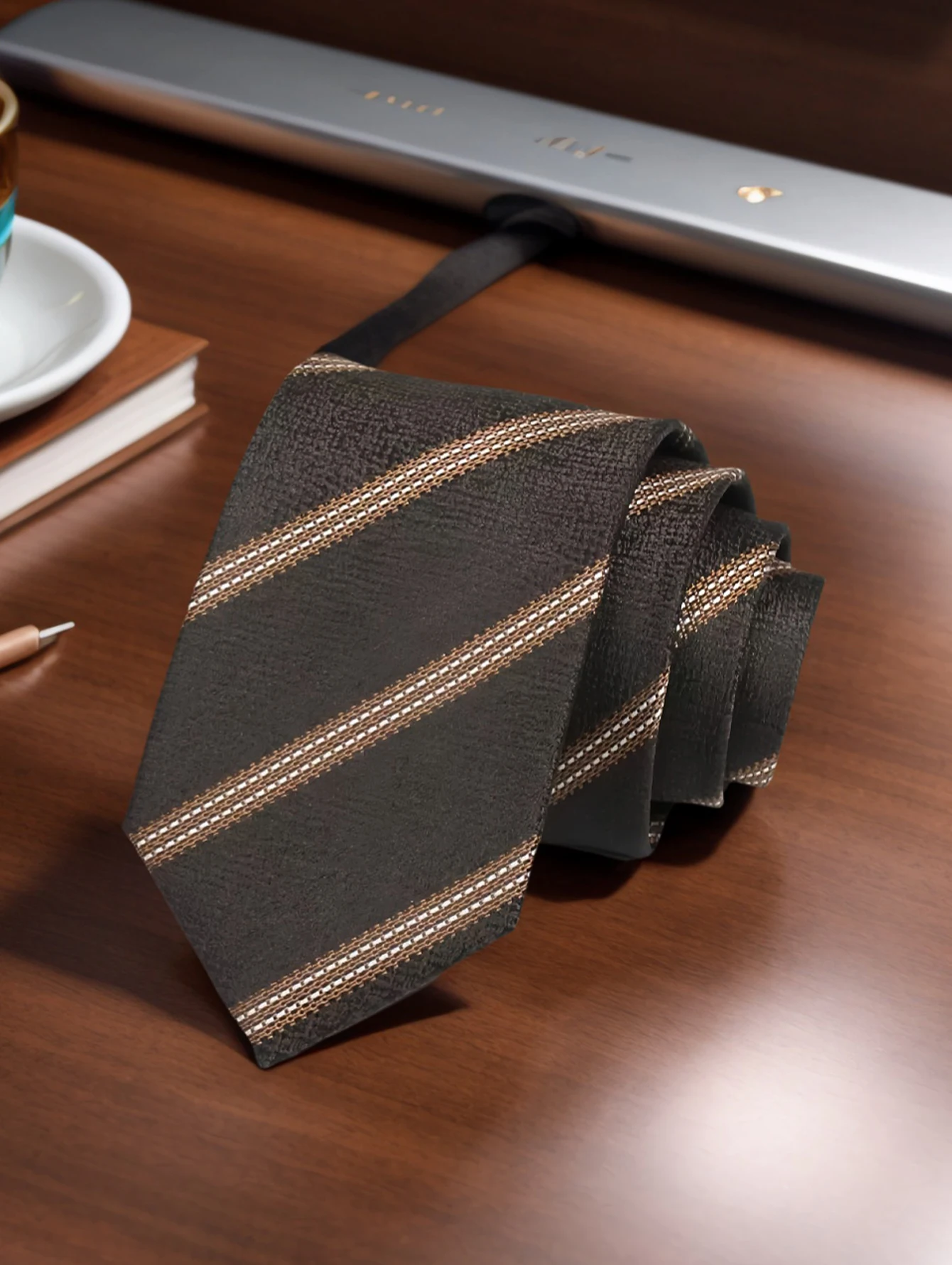 Eine handgefertigte, unisex, kaffeebraun gestreifte, handgebundene Krawatte im klassischen Stil, vielseitig einsetzbar, ein Muss für die Schulanfangssaison, erhältlich in mehreren Farben, kann mit Uniformen kombiniert werden, kann als Geschenk verschenkt werden. – Detail 10