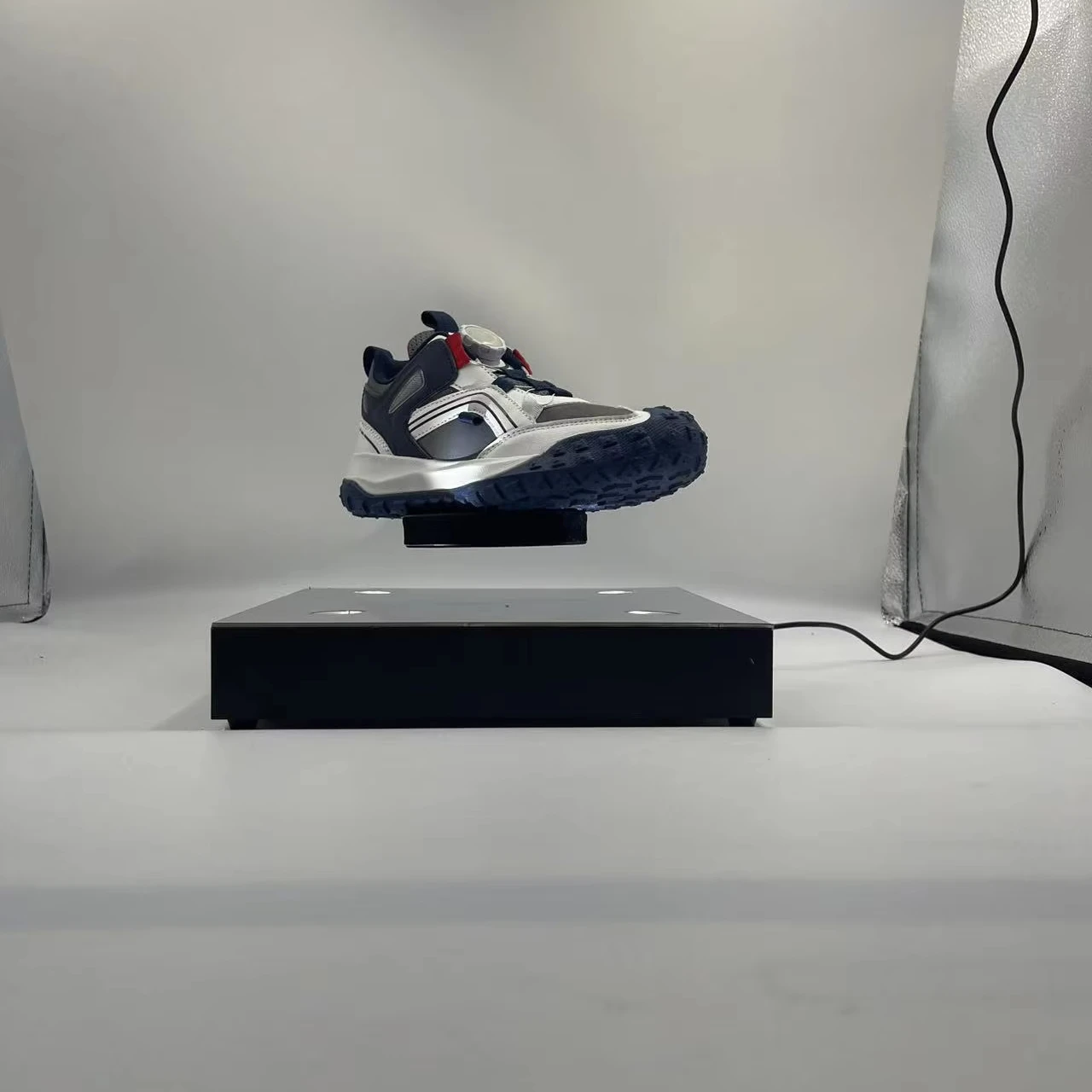 

Вращающаяся на 360 градусов 4 светодиода, квадратная магнитная левитация, плавающая подставка для обуви для бутылок пива, 1 кг, 2 кг, с левитационным зазором 50 мм