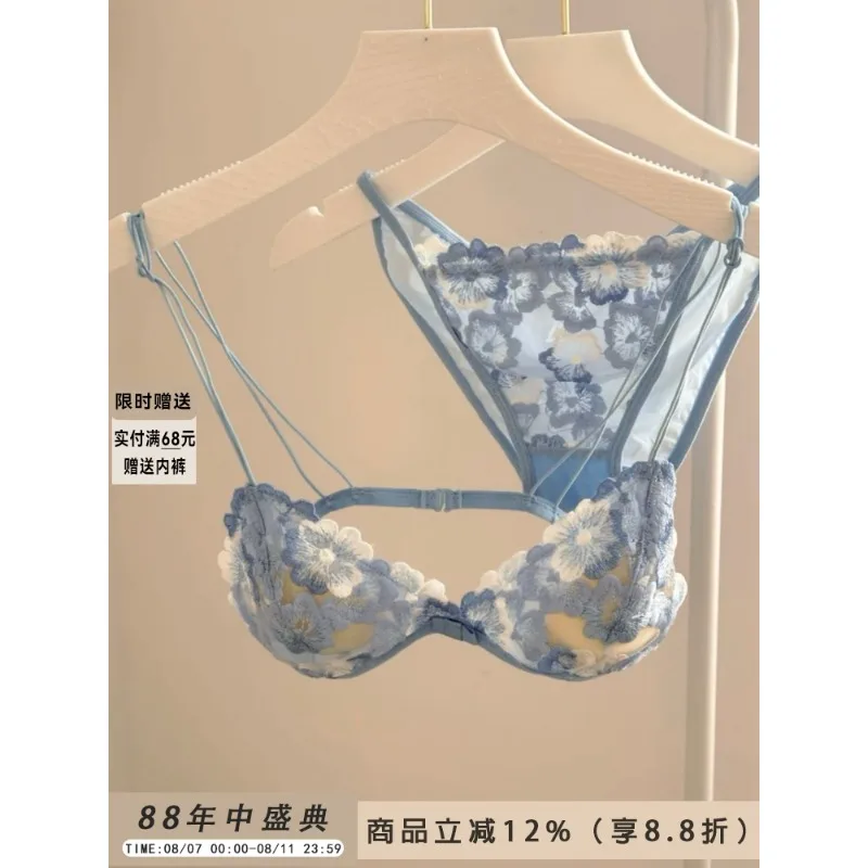 ชุดชั้นในลูกไม้ปักลายแบบสามเหลี่ยมสไตล์ฝรั่งเศส ไร้โครง เก็บทรงสวย ดีไซน์เว้าแหวก เซ็กซี่ ยี่ห้อ CA MOYIU ประกอบด้วยบราและกางเกงใน