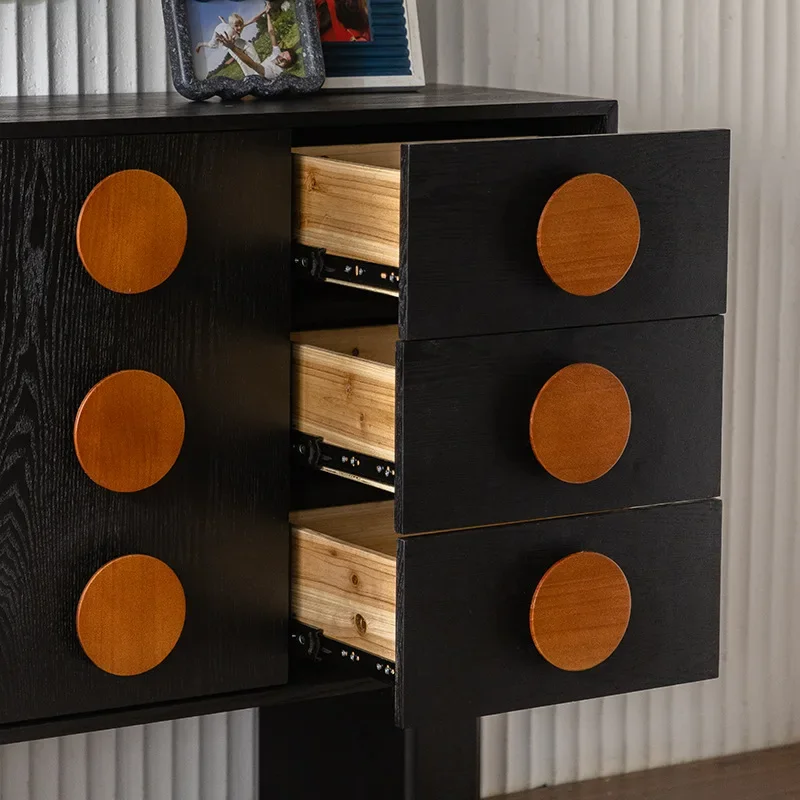 middeleeuwse massief houten negen borstkasten, decoratieve gangpadkasten in de woonkamer van bed en ontbijt