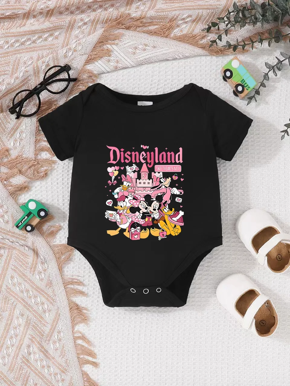 

Официально лицензированный детский трикотажный комбинезон Disney "Микки и друзья" | Нежная и уютная ткань, рисунок Pink Castle Group Graphic