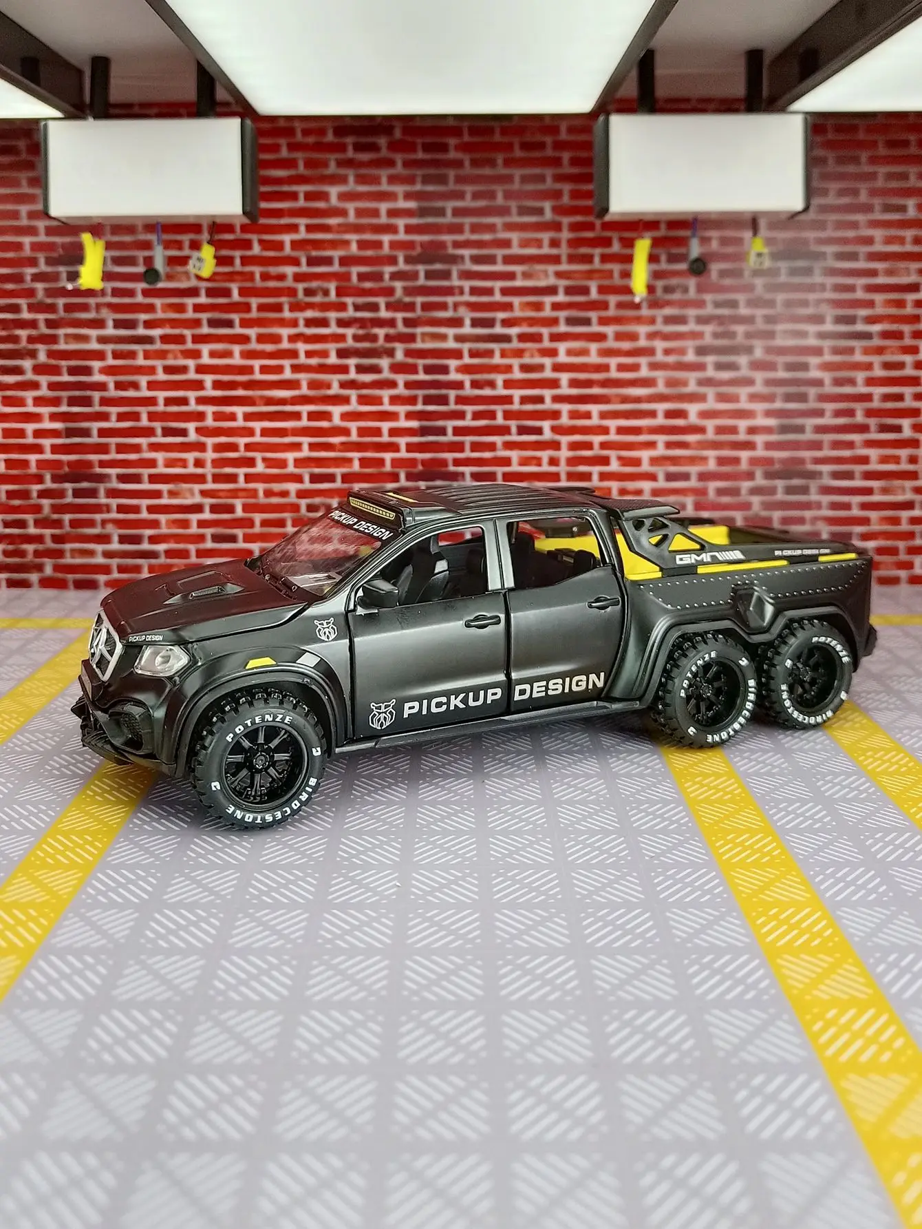 

1:28 Six-wheel pickup alloy car model acousto-optic pull-back off-road vehicle children's toy car with rich details