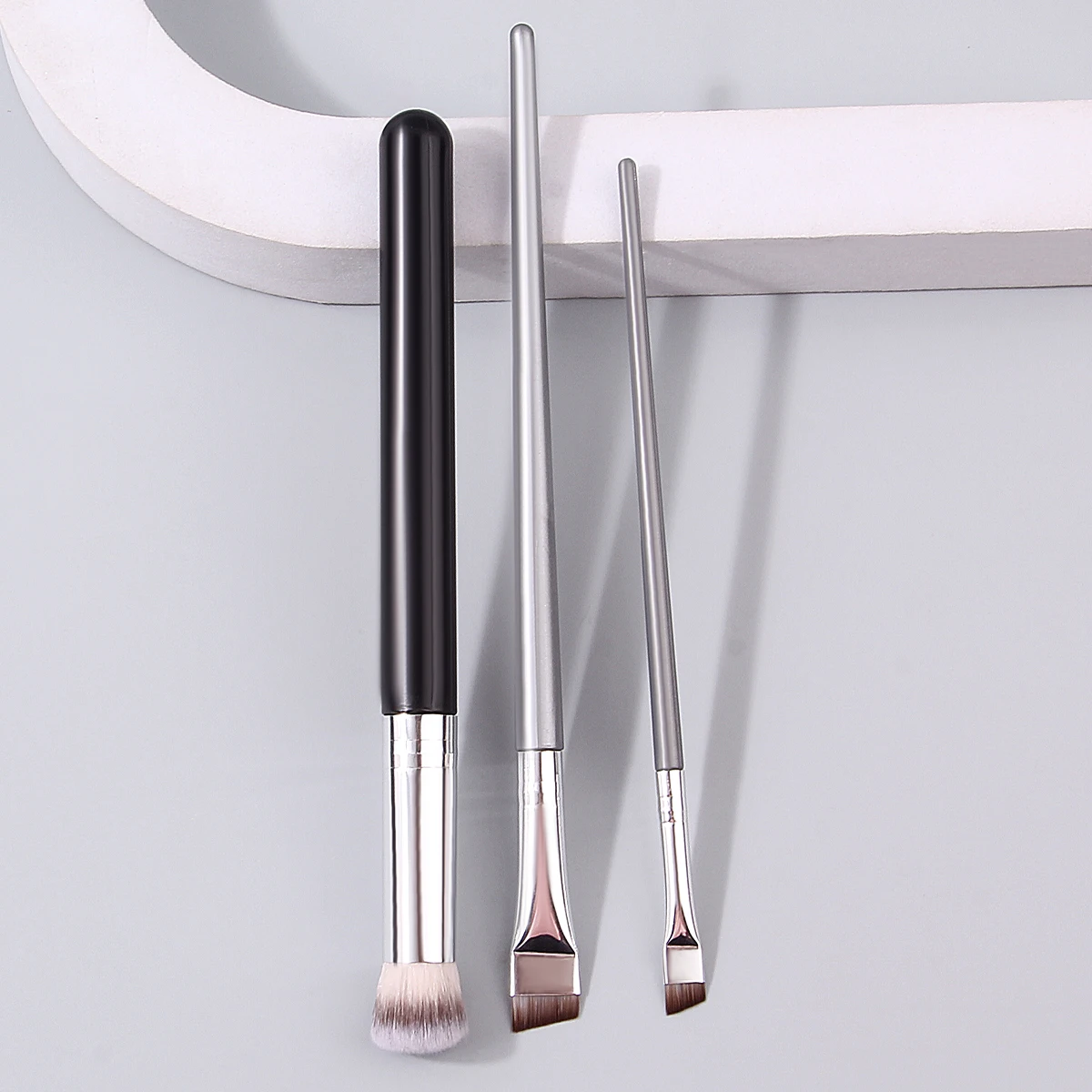 2 fine and ultra-thin large and small blade eyeliner brushes +1 multi-purpose facial concealer brush, soft bristles makeup tools