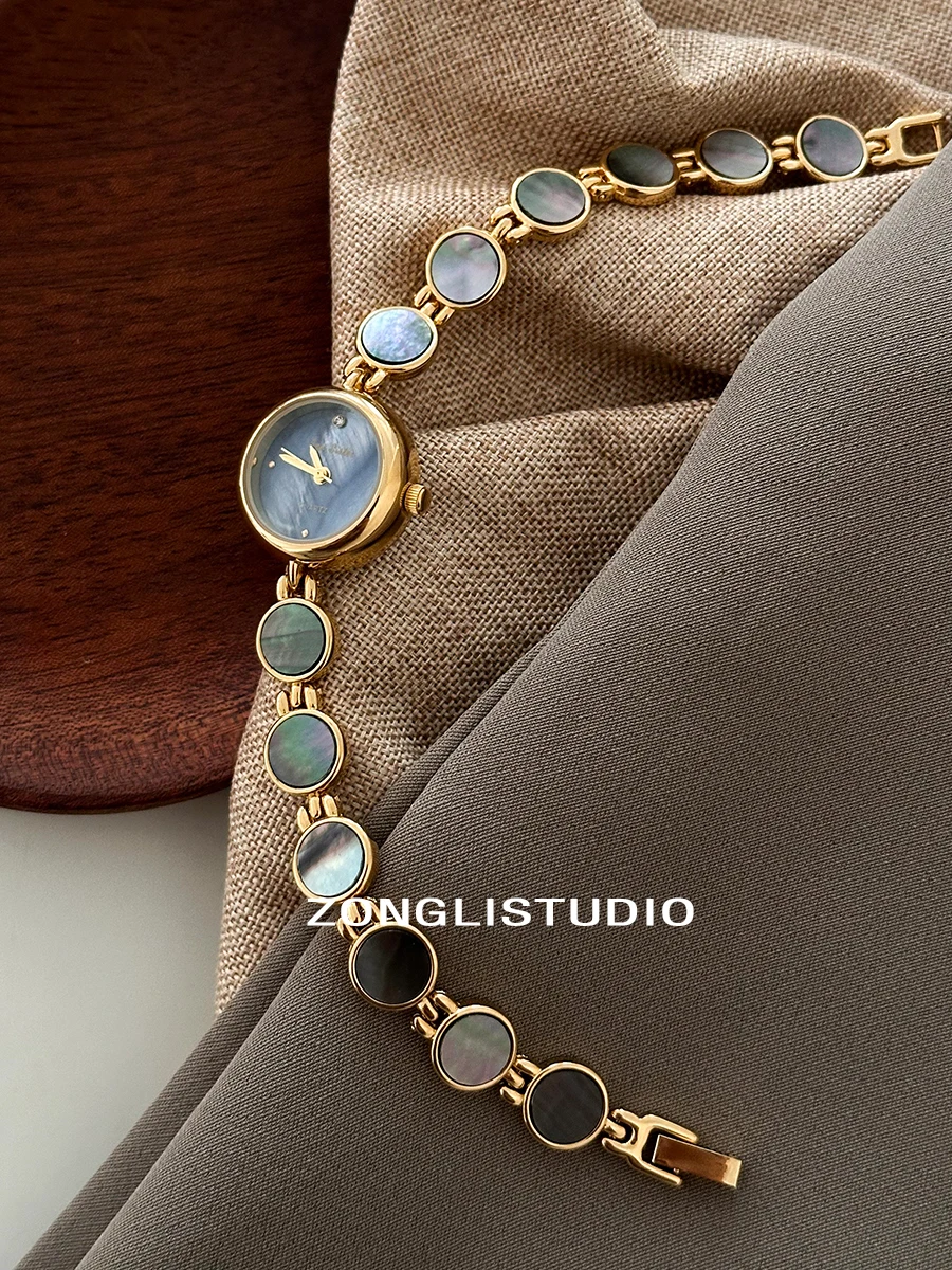 ساعة نسائية بسوار دائري بقرص صغير رائع، طراز أنيق وعتيق، ساعة نسائية فاخرة وعالية الجودة.