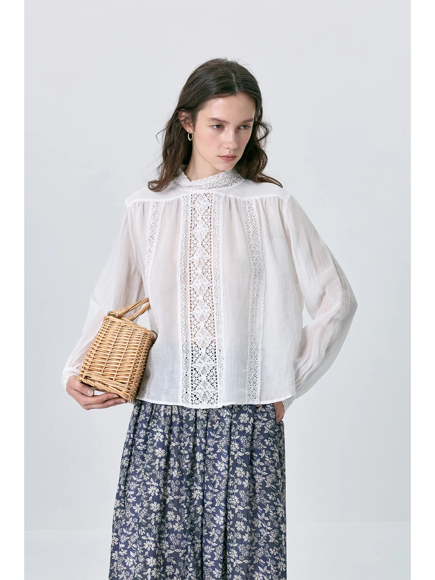 

Женская рубашка в французском стиле свободного кроя с длинным рукавом, кружевной отделкой, дышащая, 100% хлопок, с воротником-стойкой, приталенная, белая