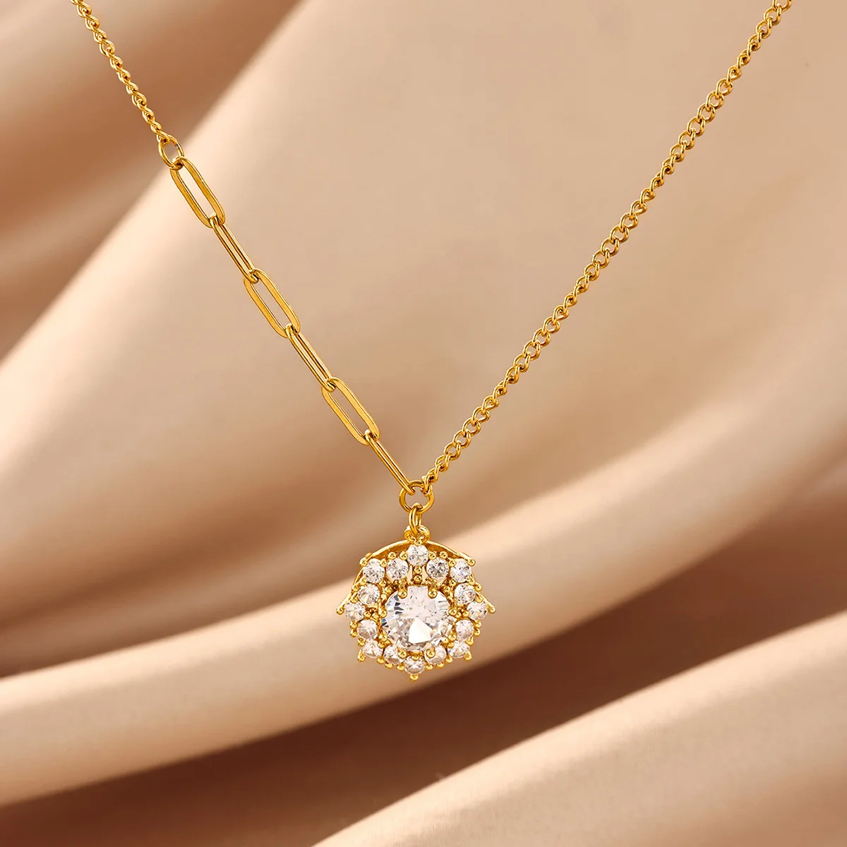 Elegante geometrische Halsketten mit Zirkonia für Damen, 18 Karat vergoldeter Edelstahl, Kristall-Halskette, Statement-Schmuck für Hochzeiten und Partys