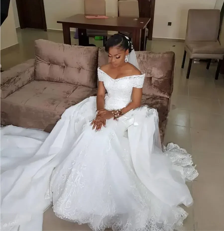 Maßgeschneiderte weiße Meerjungfrau-Spitze Brautkleider Überrock abnehmbare Applikation aus der Schulter Gericht Zug Brautkleider Vestido De