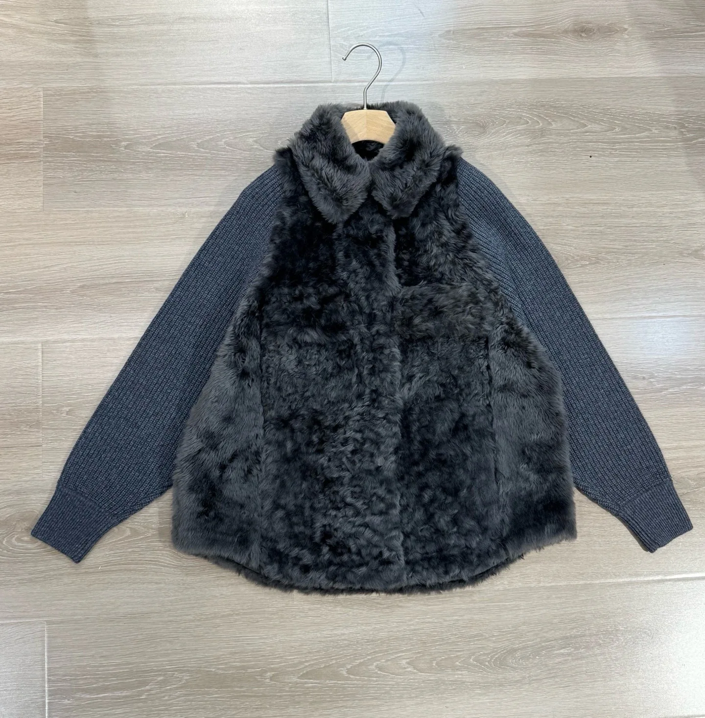 

Women's 2025 Winter New High Quality Lapel Single-breasted Sheepskin Fur Warm Coat