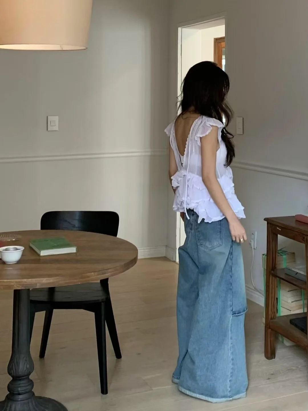 قميص نسائي فاخر جديد لموسم الربيع والصيف بتصميم عصري برقبة على شكل V بدون أكمام مع تطريز دانتيل وقصة غير منتظمة مصنوع من أليا...