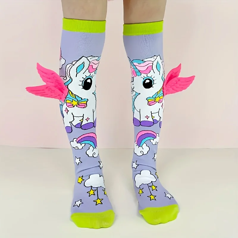 Ein Paar Einhorn-Kniestrümpfe mit rosa Flügeln für Kinder-Cartoons, geeignet für den täglichen Gebrauch und für Partyaktivitäten von Kindern.