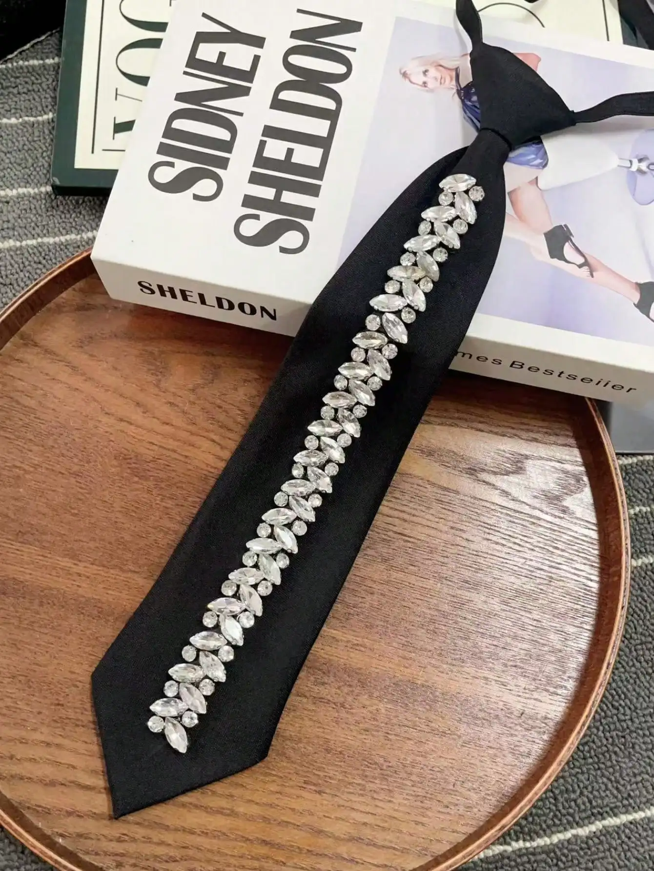 การออกแบบเฉพาะดั้งเดิม การตกแต่ง Rhinestone ที่มันวาวและสง่างาม เน็คไทและเน็คไทแบบปรับได้ เหมาะสําหรับเด็กหญิงและสุภาพสตรี ออกเดทและเสื้อเชิ้ตในฤดูใบไม้ผลิและฤดูร้อน งานปาร์ตี้ เทศกาล