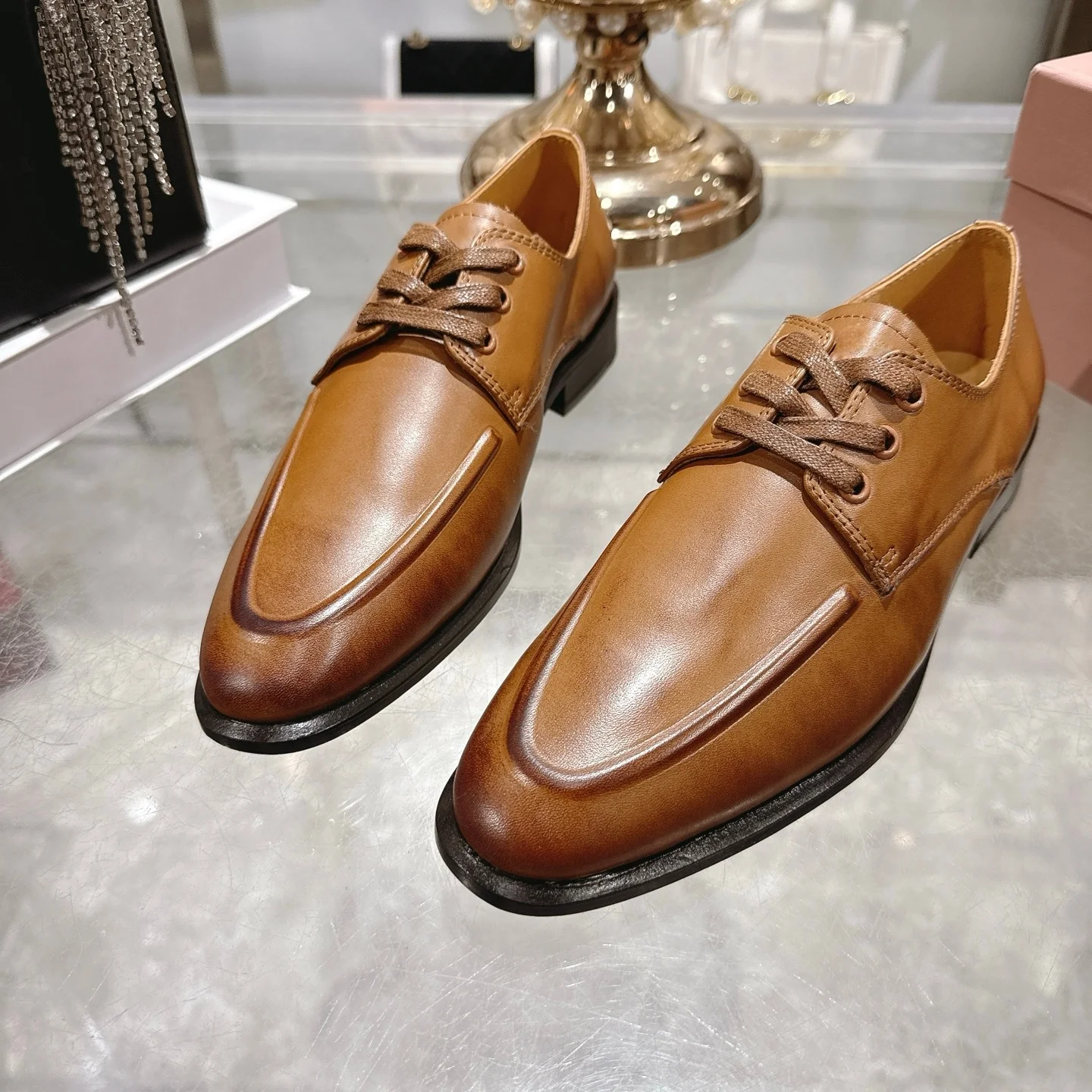 أحذية نسائية مصممة أوائل الربيع أحذية بدون كعب جلدية بنمط جديد