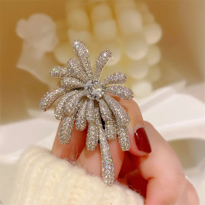 

CC Sparkly Brooches Fireworks Gold Silver Color Clothes Pins Full of High Quality Zirconia Elegant Scarf Clasp Corsage Gift B28