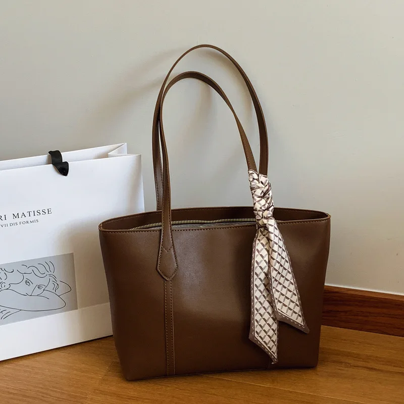 

Large-capacity commuter tote bag, simple underarm bag for Spring 2025, and casual single-shoulder bag for women going shopping