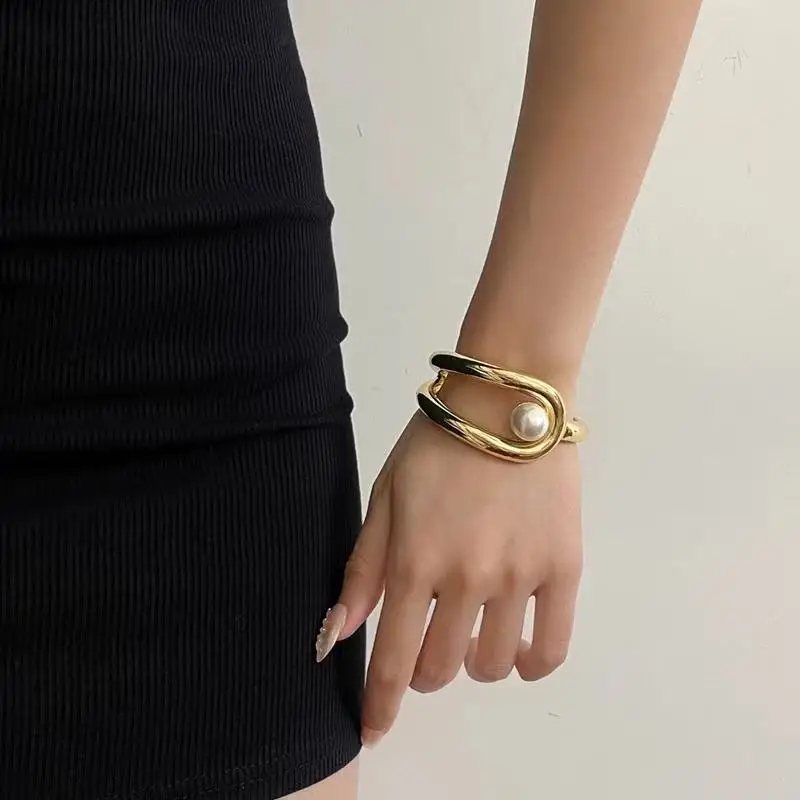 

Elegant Multi-Layer Open C-Shaped Metal Bracelet for Women with Pearl Design Fashionable Luxury Sensation Jewelry Accessory