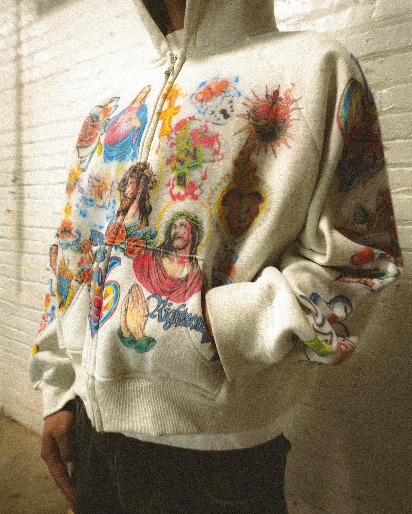 เสื้อฮู้ดพิมพ์ลายตัวอักษรแนวร็อคย้อนยุคสไตล์โกธิคแบบใหม่ เสื้อกีฬาสไตล์ฮาราจูกุทรงหลวมและใช้งานได้หลากหลายสำหรับคู่รัก