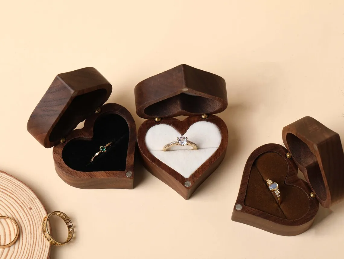 1PCS Love Heart Shaped Walnut Wood Ring Box Free Engraving Name For Wedding Ceremony Jewelry Box Storage Proposal Wedding Gift