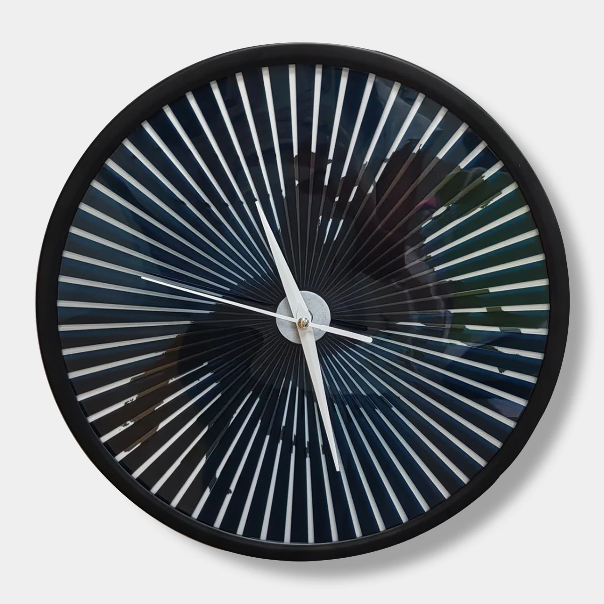 Horloge murale silencieuse avec cheval en mouvement sur cadre métallique, effet rotatif fascinant, art équestre, décoration intérieure