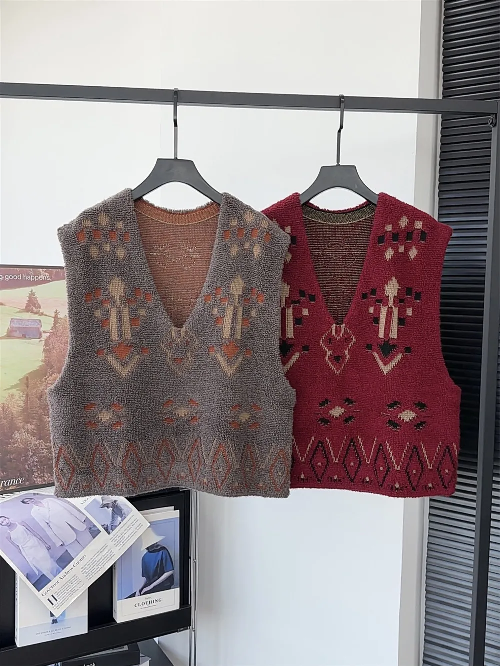 

25 Autumn/Winter New Product Wool Blend Retro Contrasting Color V-Neck Jacquard Loose Sleeveless Knitted Women's Vest