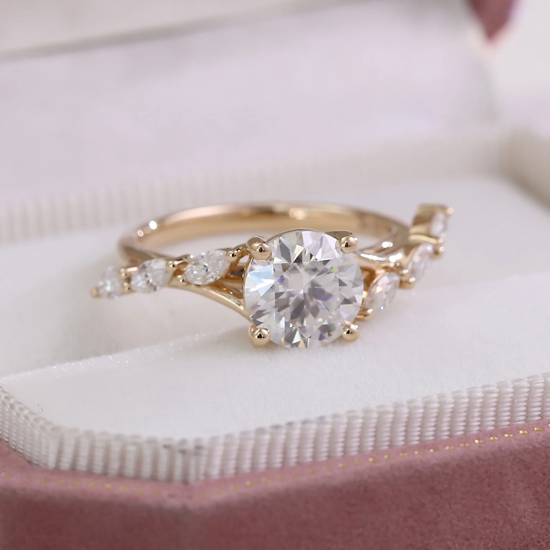 

Роскошное кольцо с бриллиантом Provence IGI D/VS1 1,3 карата Круглая огранка DEF/VS Lab Diamonds Витая лента KGold Обручальное кольцо Изысканные ювелирные изделия на заказ