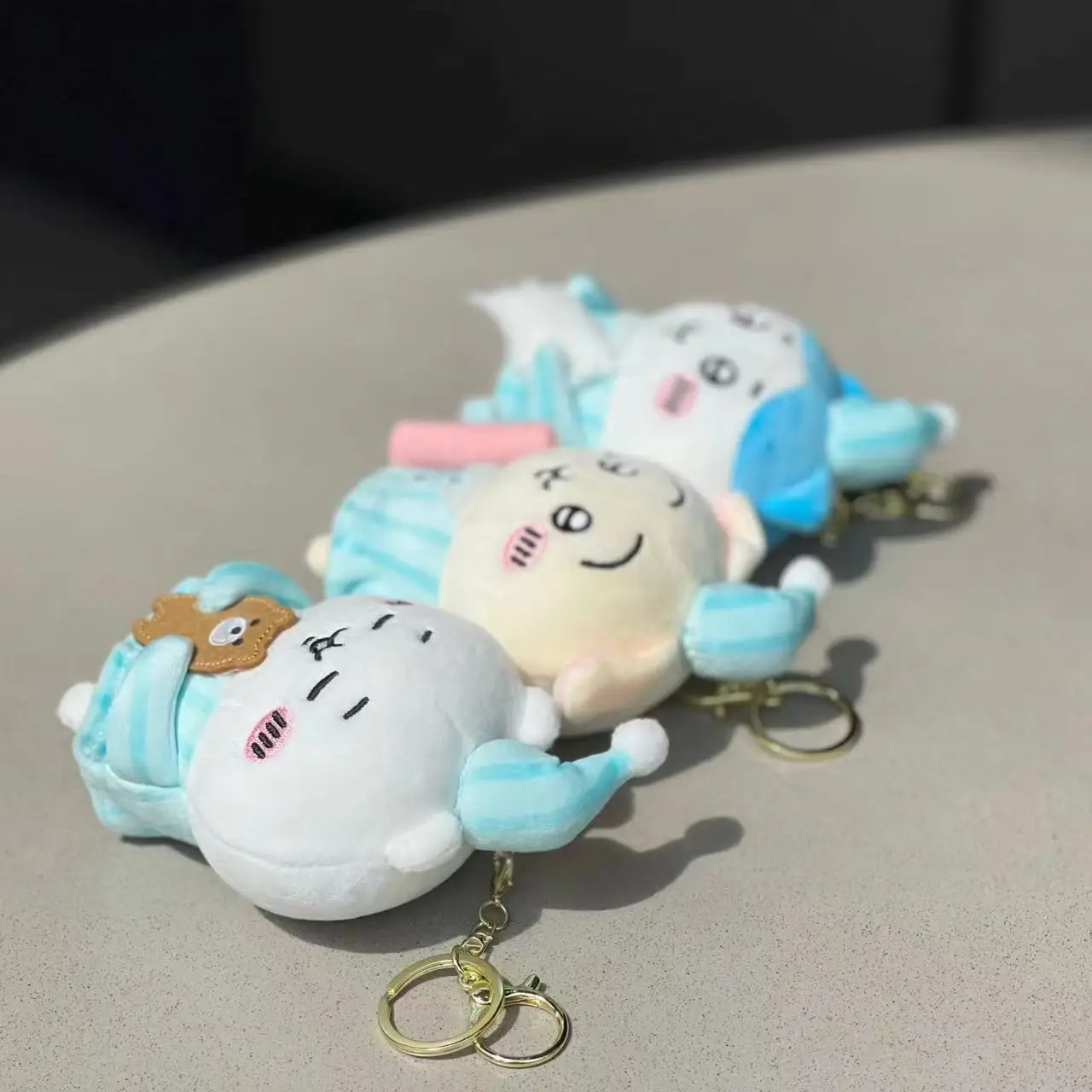 Nuevo Kawaii Chiikawas pijamas serie muñeco de peluche colgante lindo Hachiware llavero de felpa mochila de dibujos animados colgante regalo