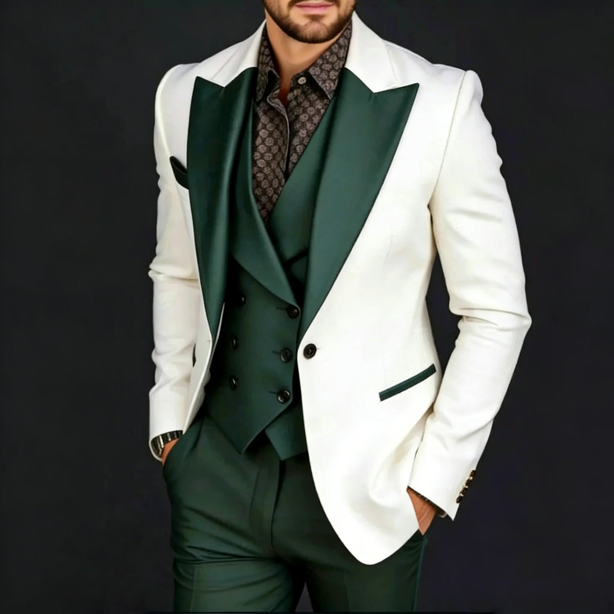 

Мужской костюм-тройка для торжественных мероприятий: белый пиджак с острыми лацканами на одной пуговице, зеленый жилет, брюки. Идеально для свадьбы, выпускного вечера, торжественных вечеринок.