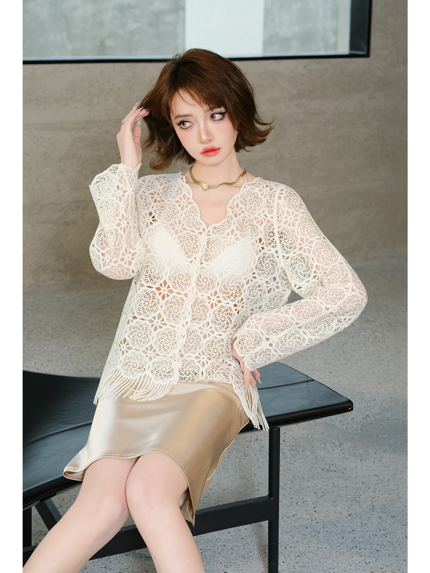 

Женская премиальная блузка с V-образным вырезом, длинными рукавами, кружевом, бахромой, вышивкой и ажурным дизайном