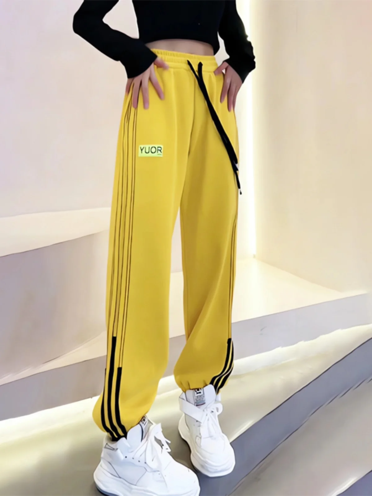 กางเกงวอร์มลายทางสีใหม่สำหรับฤดูใบไม้ผลิและฤดูร้อน ทรงหลวม สไตล์ลำลอง เอวสูง ผลิตจากเส้นใยโพลีเอสเตอร์ 100% สำหรับผู้หญิง