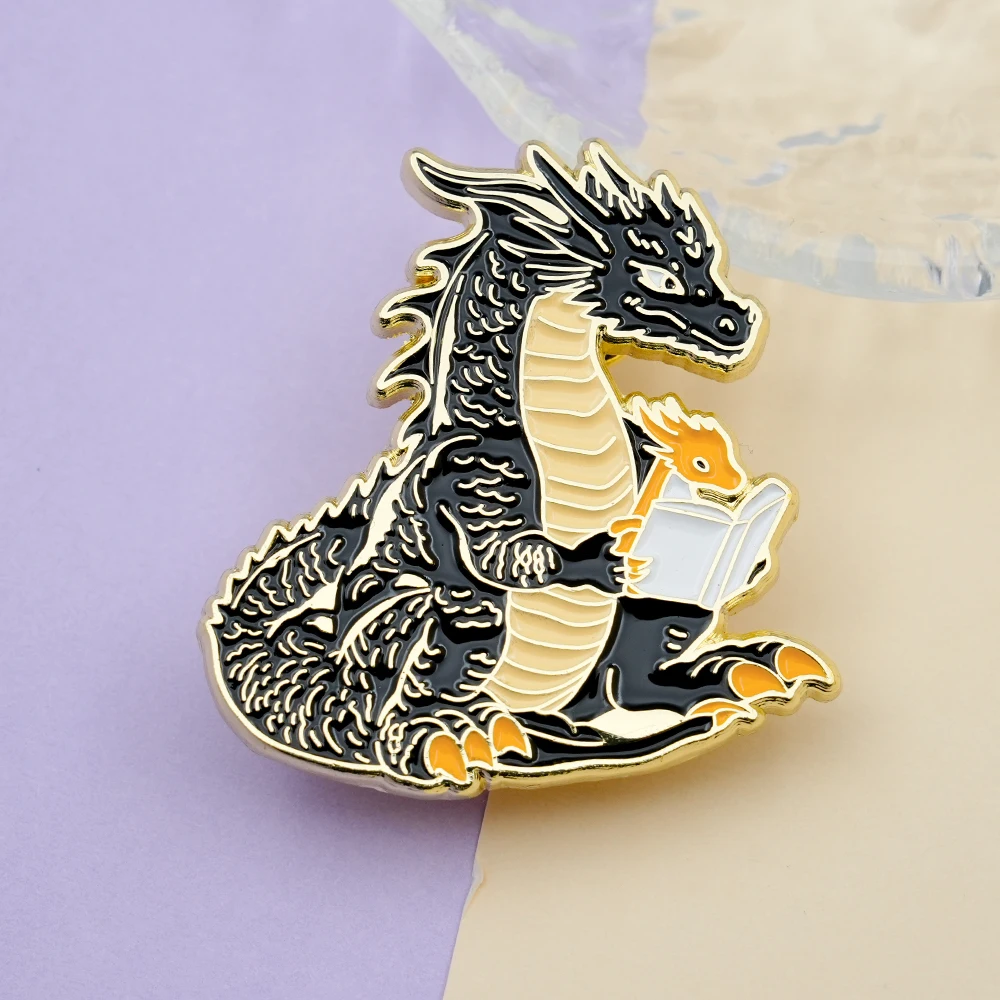 Dragon Reader Tairn und Andarna Emaille-Brosche, Fantasy-Romantik, Buchliebhaber, inspiriert von „Fourth Wing“, Anstecknadel, eiserner Flammen-Abzeichen-Accessoire – Detail 3