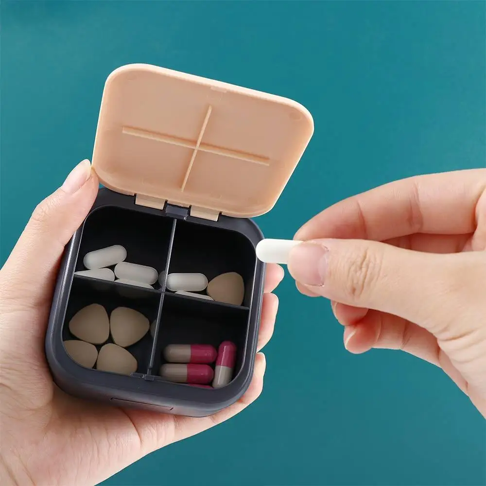 Tragbarer Reise-Werkzeug-Organizer mit vier Gittern, Pillenetui, Medizinbox, Pillensplitter, Medikamententablett-Spender