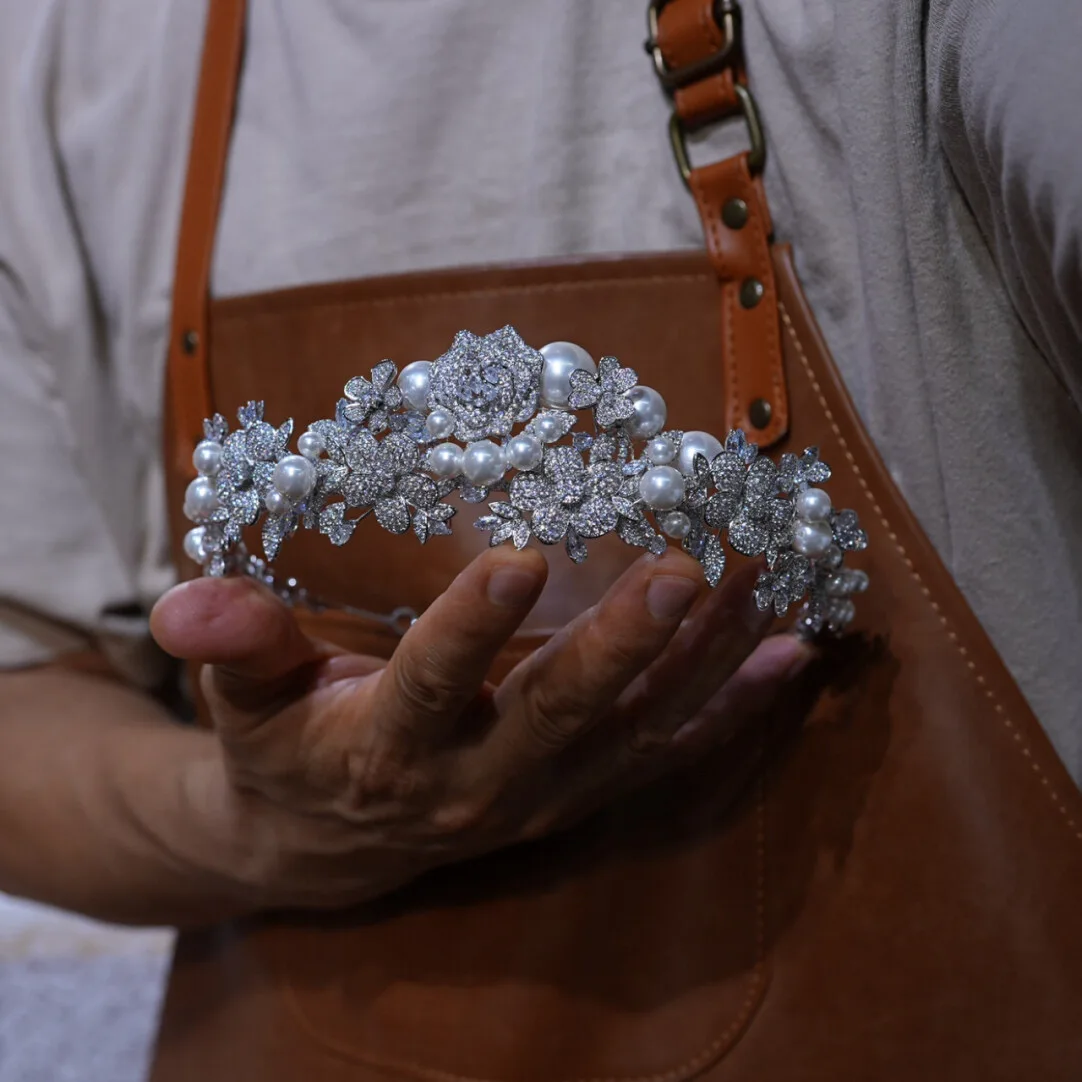 

Великолепная свадебная тиара с жемчугом и цирконом, хрустальная свадебная корона, аксессуар для волос принцессы для невесты для вечеринок по случаю дня рождения