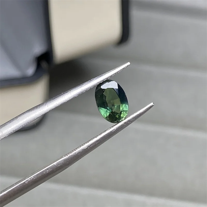 

1 Oval 5 * 7mm Natural Sapphire,, Weighing 1 Carat, Can be Used As a Ring or Pendant