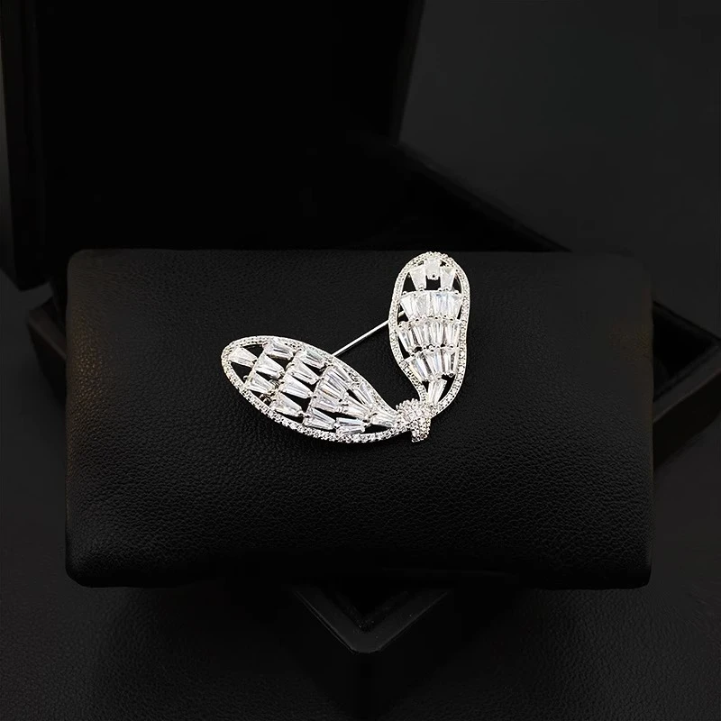 

Angel Wings Shiny Brooch for Women Fashion Suit Coat Accessory Luxury Cardigan Pin Host Lapel Buckle Small Ornament Gifts 5581