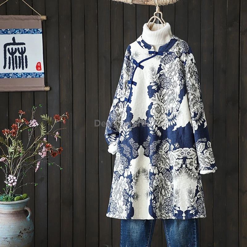 

2026 Классическое элегантное китайское ципао с чернильным принтом, зимнее, утепленное, из хлопка и льна, с воротником-стойкой и диагональной застежкой.