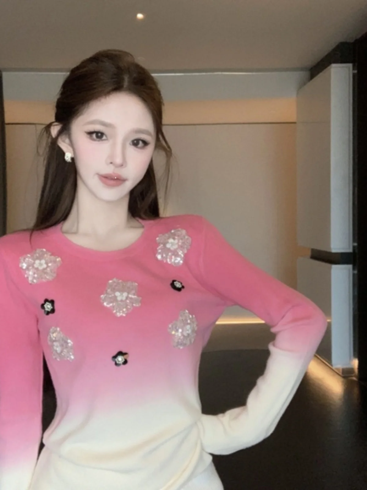 핑크 아디언트 니트 베이스 여성 슬림핏 패셔너블 가을 겨울 하이엔드 센세이션 라인스톤 플라워 탑