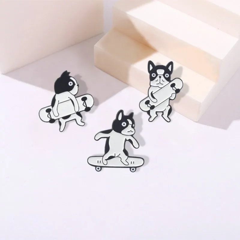 Alfileres esmaltados personalizados, broche de perro manchado blanco y negro, insignia de solapa, bolsa, joyería de dibujos animados, regalo para chico, amigo, monopatín, perros de movimiento