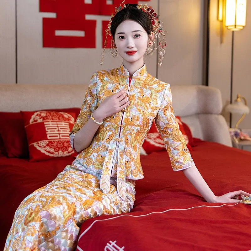 

The new style of Chinese wedding dress Gua Huang dragon and phoenix is now available in gold
