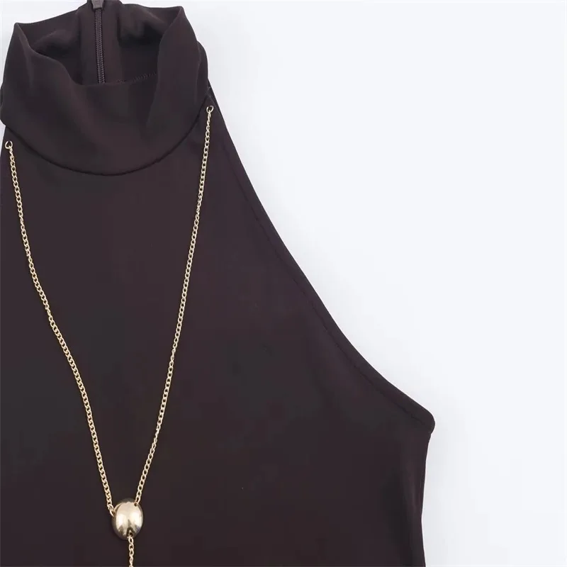 Damska czarna sukienka maxi z wysokim dekoltem i łańcuszkiem - bez rękawów, marszczona, dopasowana sukienka na wieczorne galę i czerwony dywan