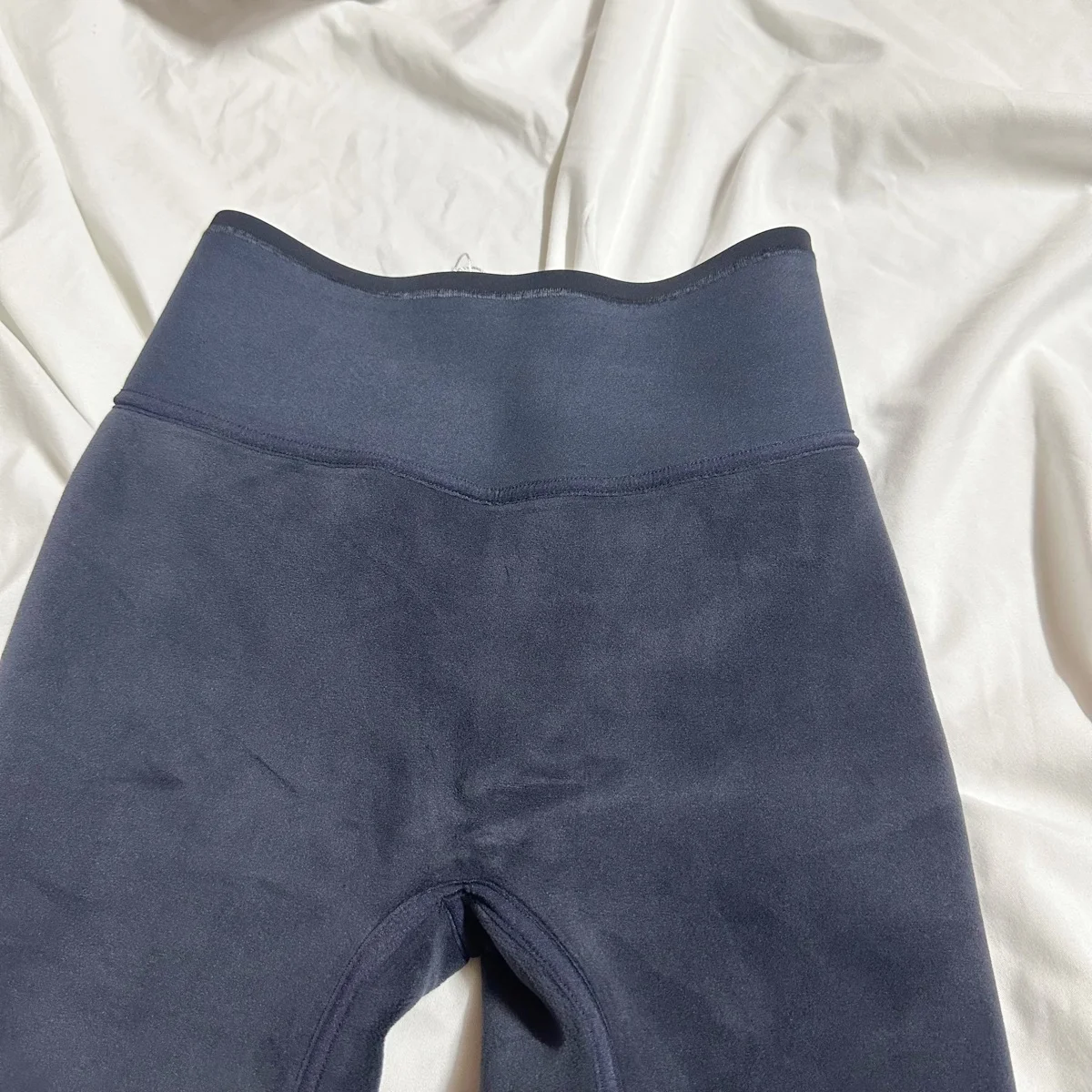 Spodnie do jogi Cloud Sensation z wysokim stanem, modelujące pośladki, sportowe spodnie z ekoskóry, cienkie, bez niekomfortu, krótkie.