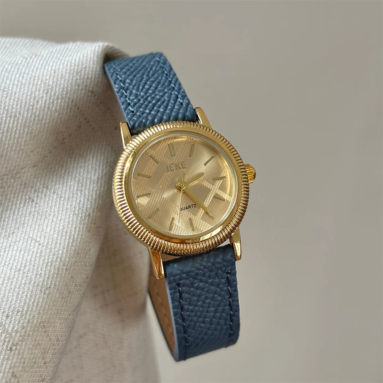 

Student simple temperament retro quartz small brown watch Korean ins style exquisite round small dial watch female