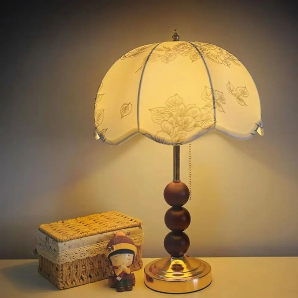 paralume-in-tessuto-lampada-da-tavolo-vintage-europea-luce-morbida-diffusione-uniforme-della-luce-lampada-da-tavolo-classica-atmosfera-calda-struttura-robusta