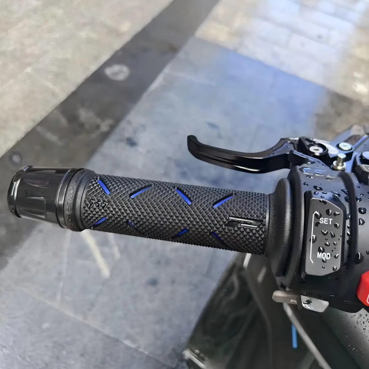Motorcycle MOTO-GP Style Universal Handle Bar Grips for Ducati Hypermotard796 Hyperstrada821 Hyperstrada939 Hypermotard950