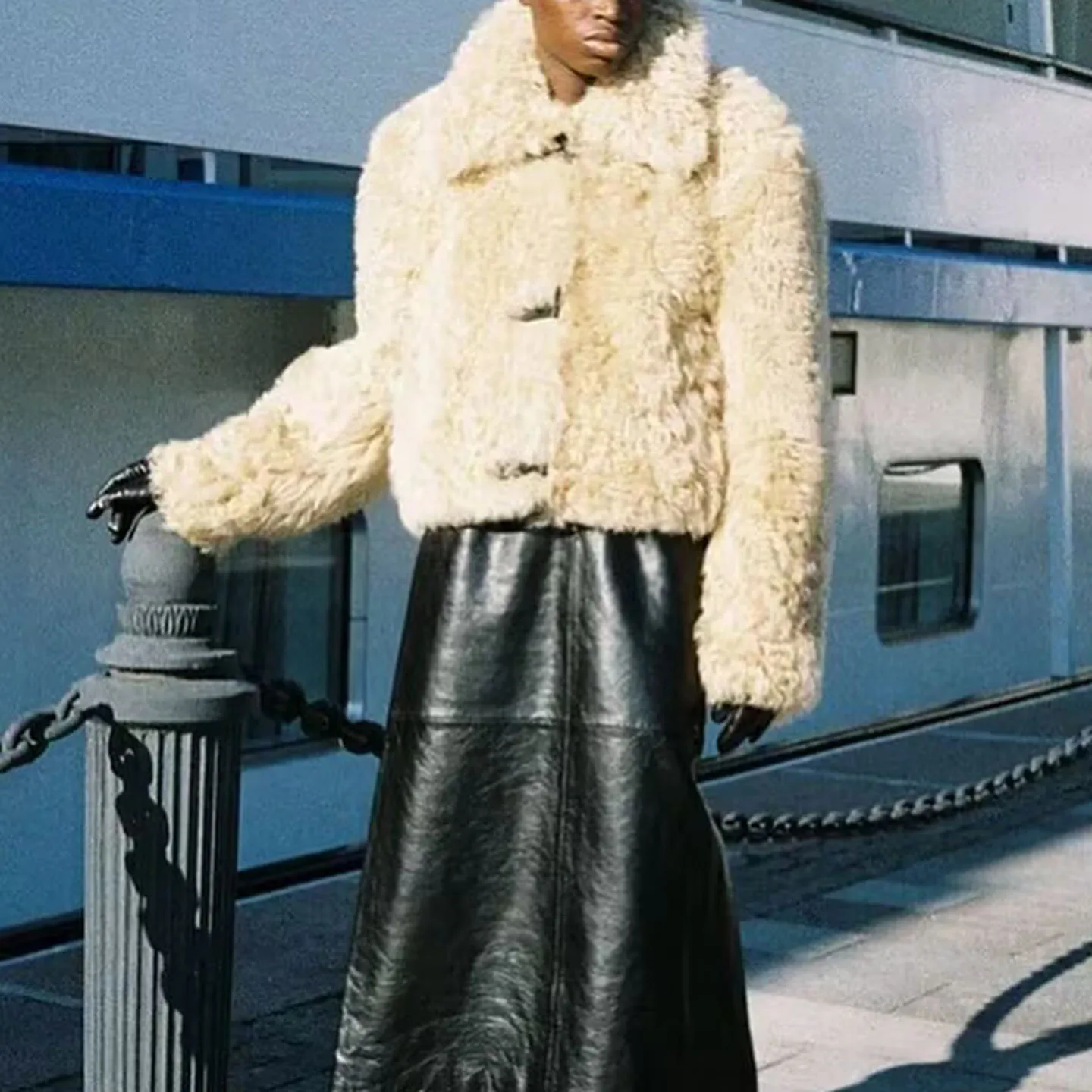 우아하고 세련된 여성용 가죽 및 모피 코트 표준 핏 중국 브랜드 Z Youth 적절한 가을 2025 스타일