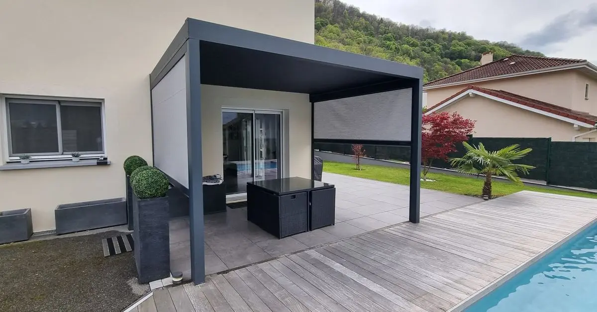 

Выдвижная беседка с раздвижной стеной-жалюзи, биоклиматическая регулируемая пергола с поворотными ламелями, солнцезащитный навес, уличная алюминиевая пергола