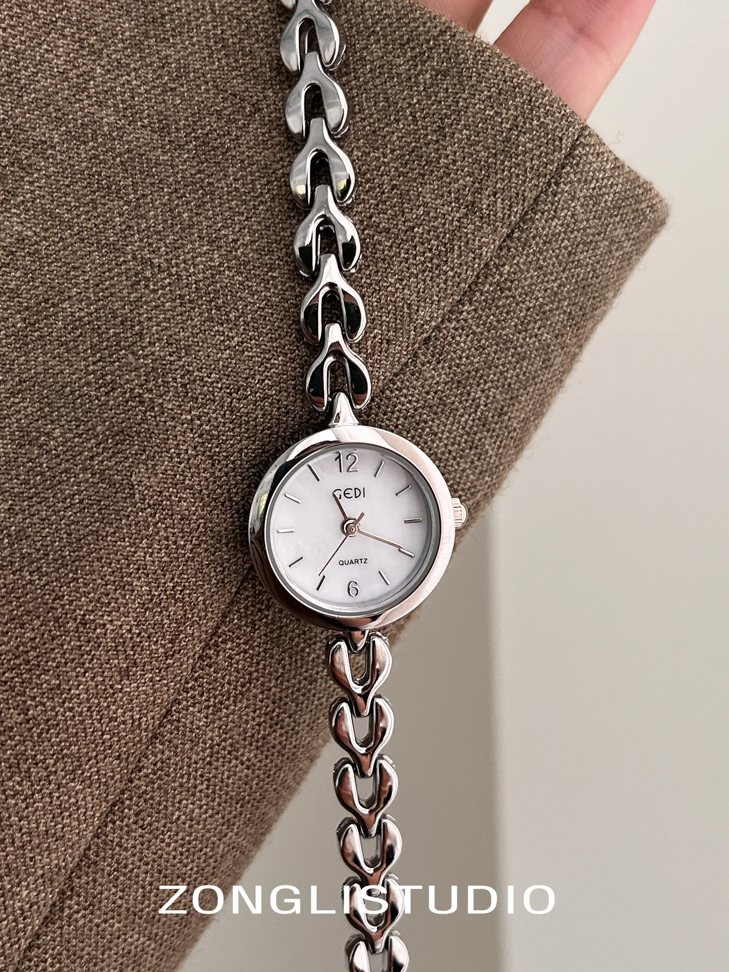 

New Stylish Round Women'S Watch, Metal Chain, Simple Yet Elegant And Sophisticated Vintage Design, A Creative Gift For Women.